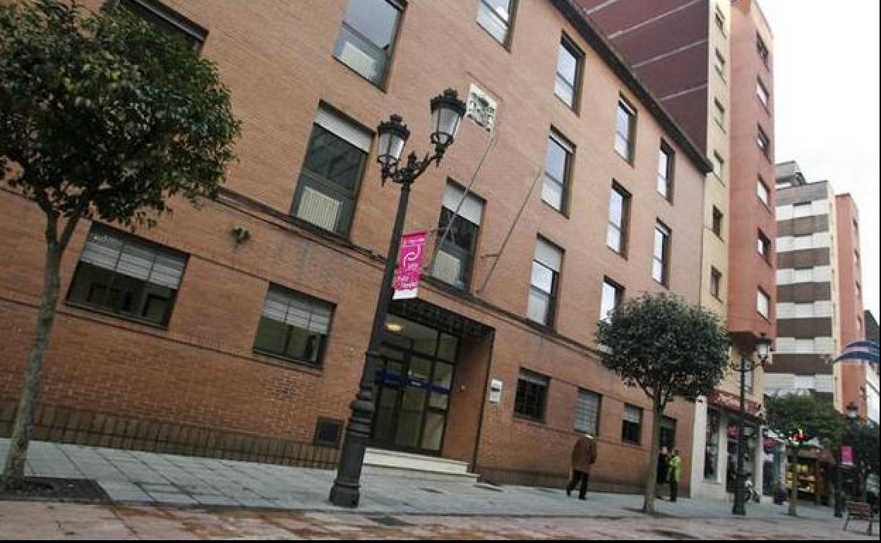 Condenado a un año de prisión por tocamientos a una mujer en el Hospital del Nalón