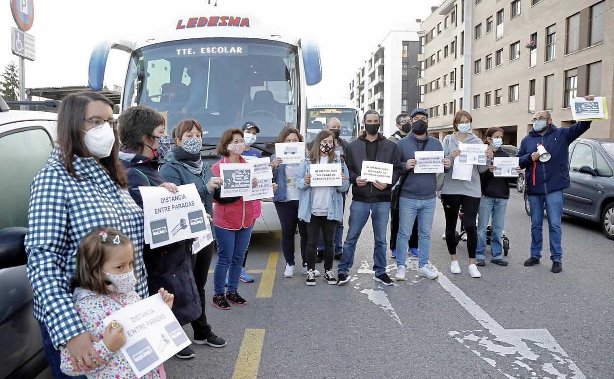 Más de 400 vecinos de Nuevo Roces se manifiestan para pedir mejoras en el transporte escolar