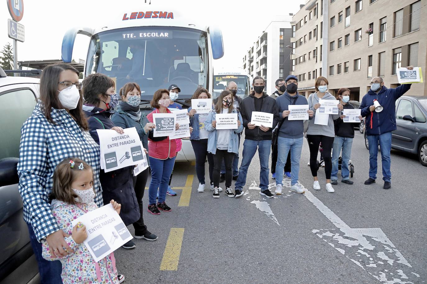Reclaman un segundo autobús, asiento fijo para cada niño, separación entre paradas y evitar la rotación de monitores