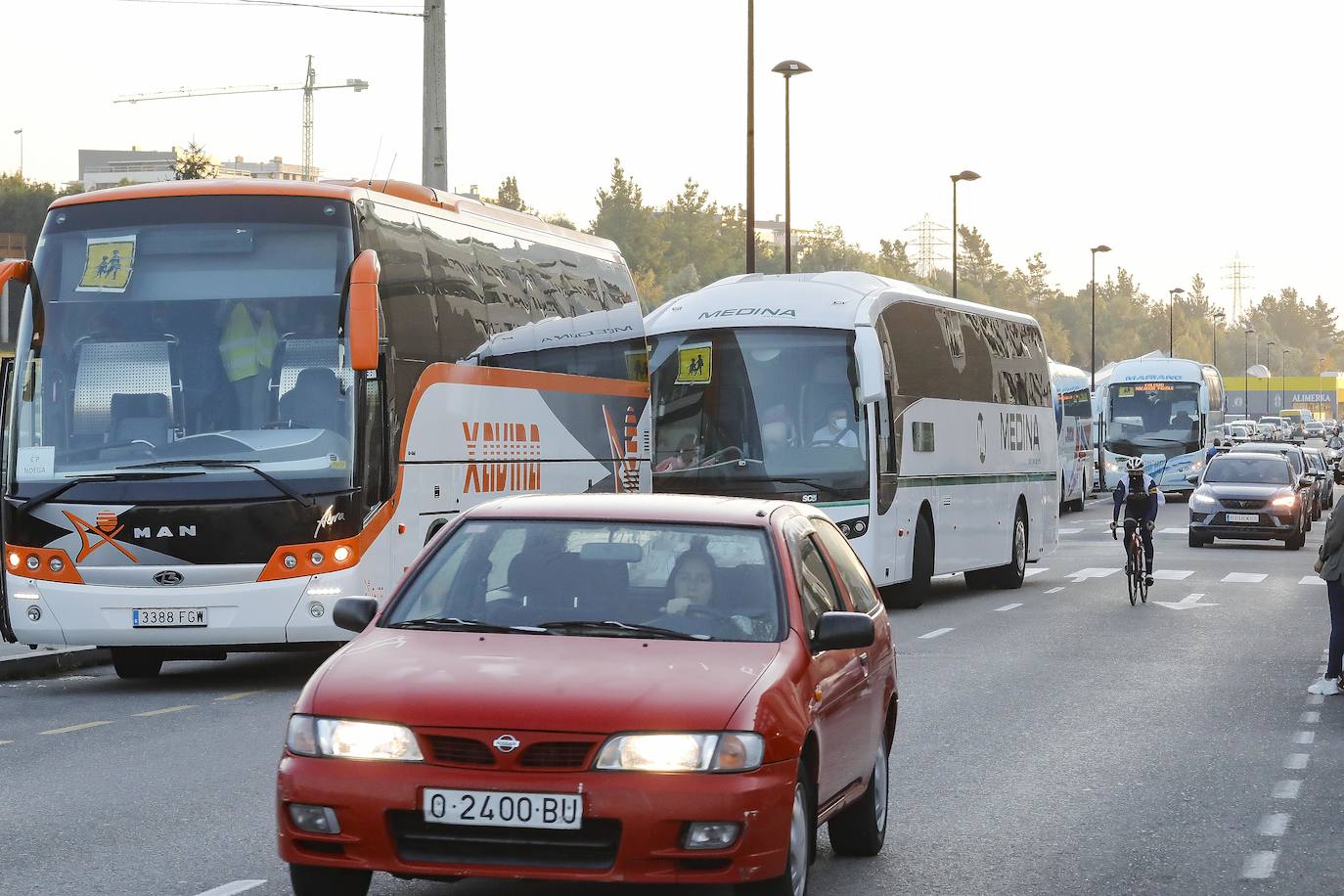 Reclaman un segundo autobús, asiento fijo para cada niño, separación entre paradas y evitar la rotación de monitores