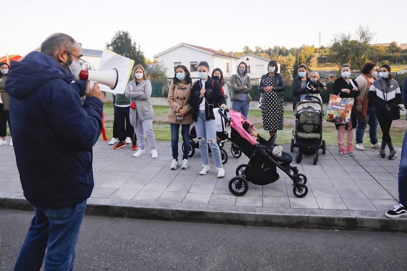 Reclaman un segundo autobús, asiento fijo para cada niño, separación entre paradas y evitar la rotación de monitores