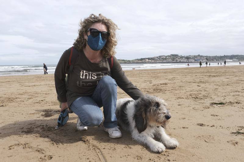 Como todos los años, el primer día de octubre supone el regreso de los perros a la playa de San Lorenzo. Los canes volvieron a disfrutar a lo grande del arenal gijonés.