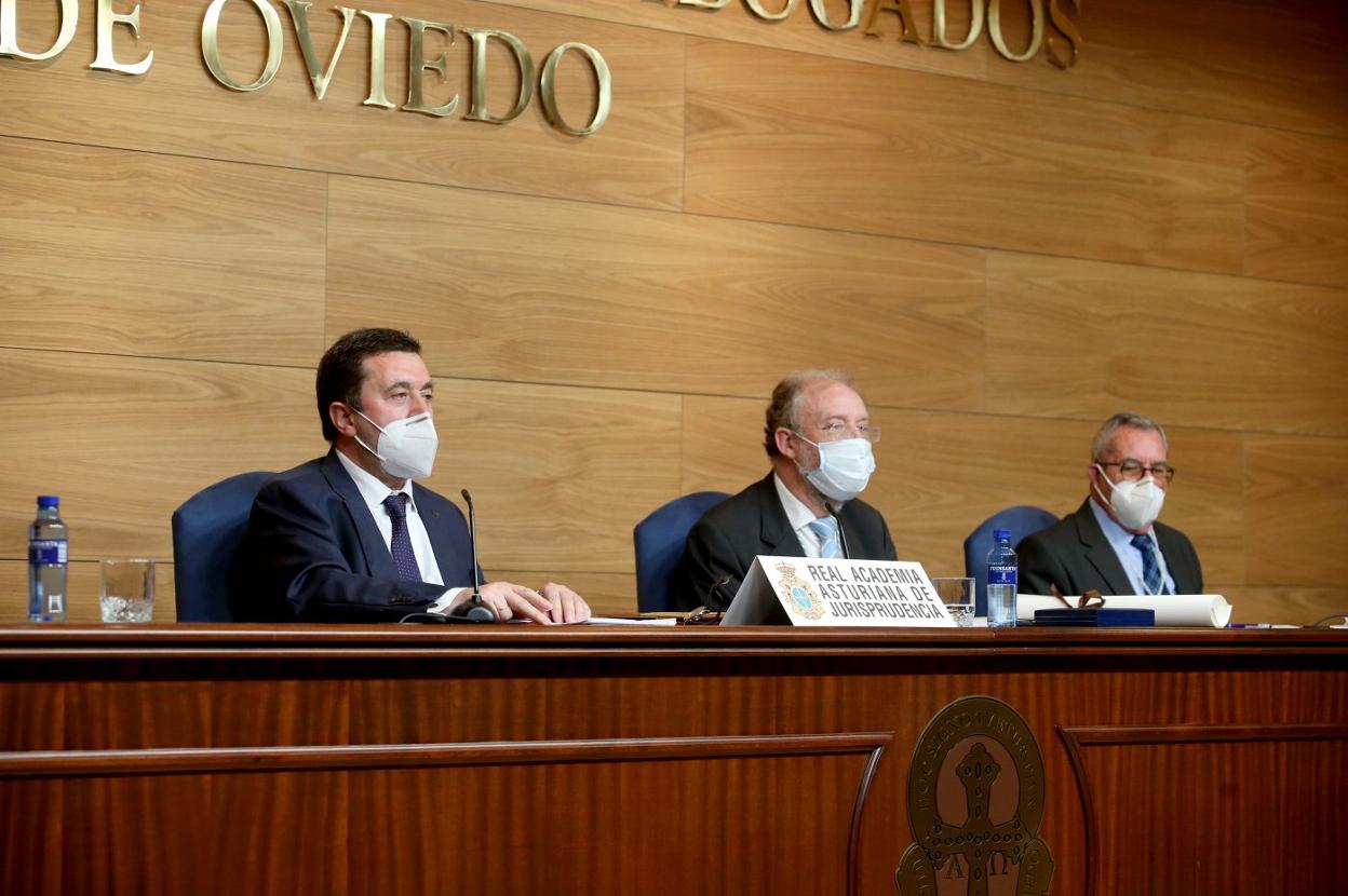 El magistrado David Ordóñez Solís, a la izquierda, junto con el presidente de la Academia Asturiana de Jurisprudencia, Leopoldo Tolivar. 