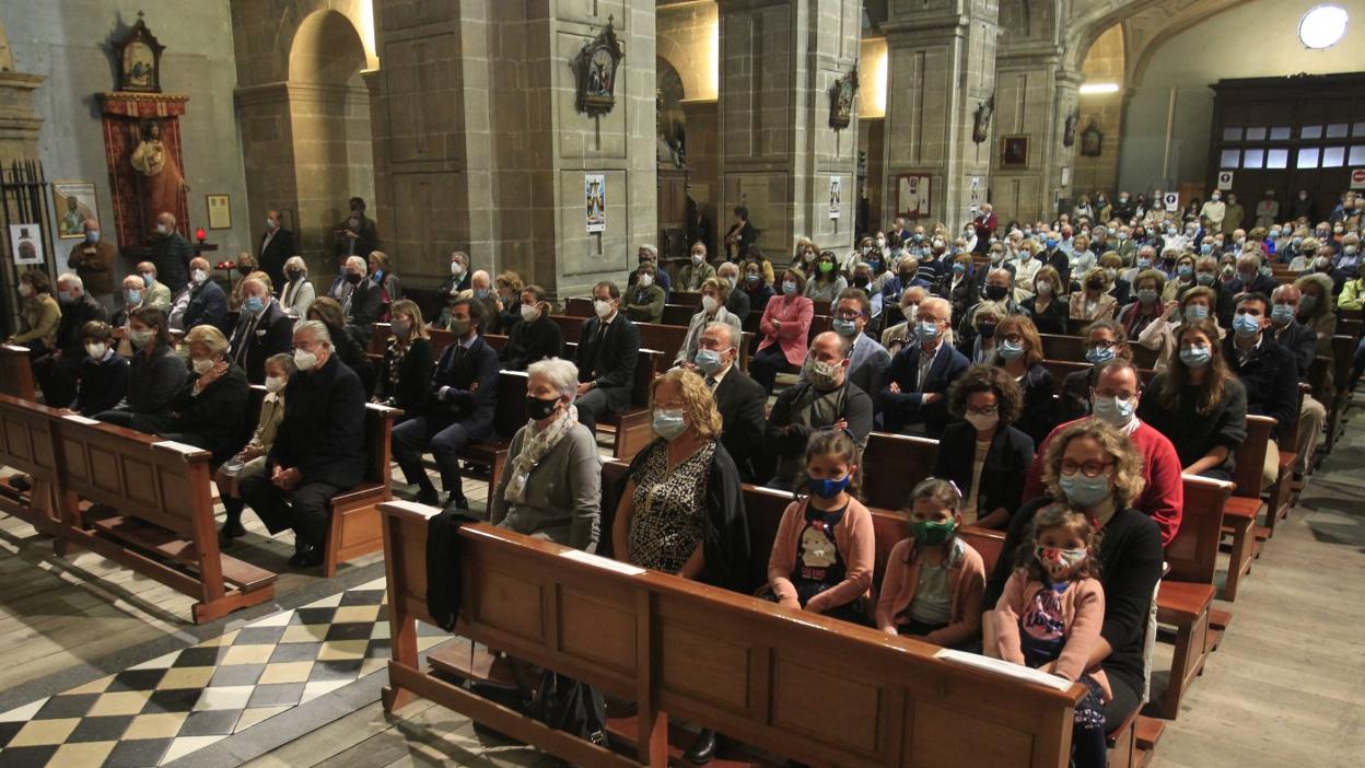 Más de doscientas personas abarrotan la iglesia de la plaza de la Constitución, limitada en aforo por la covid. 