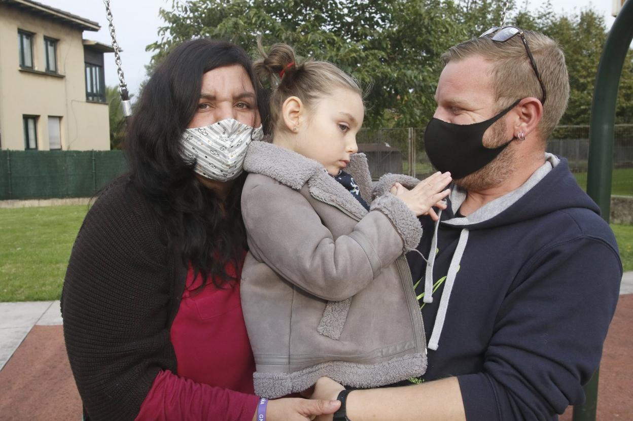 Olaya Sevilla y Santiago Montoto, con su hija Nora, en Jove. 