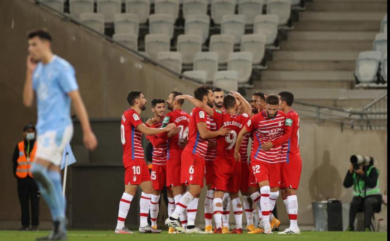 Los jugadores del Granada celebran el gol de Darwin Machís. 