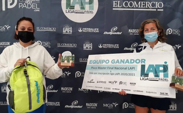 Segunda Femenina. A la derecha, la capitana del Pádel Agencia Domingo, Beatriz Celorio, junto a su homóloga del Casa Yoli, Patricia Ortega.