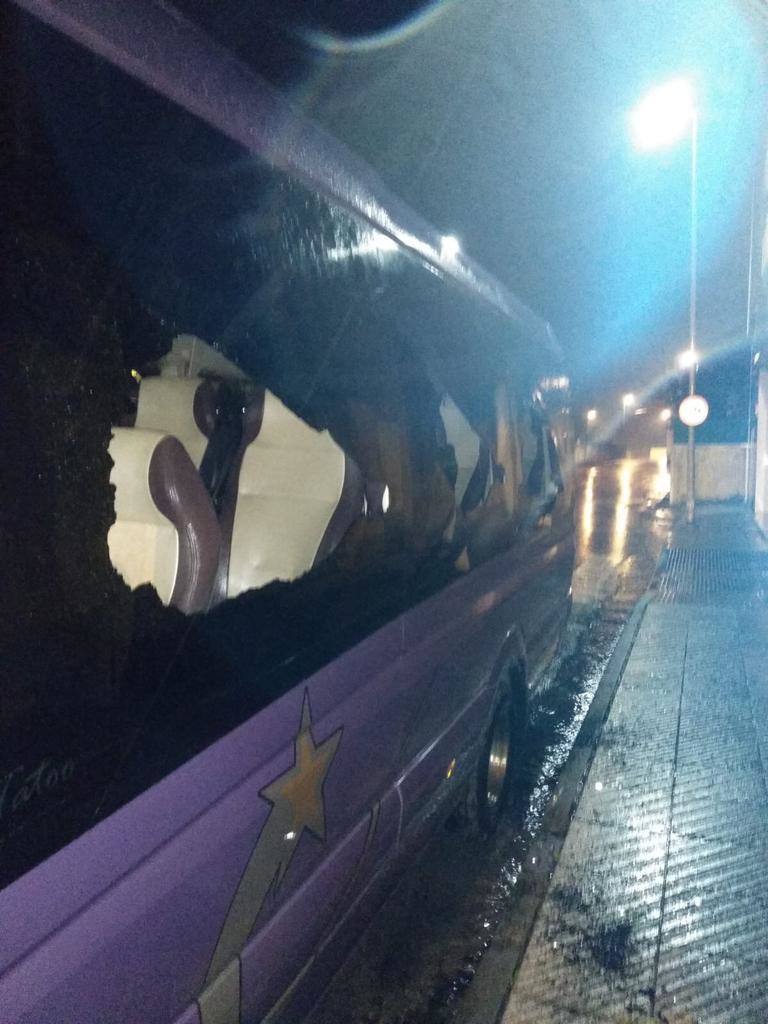 La empresa de autobuses Alsa denuncia el ataque organizado contra cinco autobuses. Tres vehículos eran propiedad de la compañía y circulaban con dos personas a bordo en Candás, en trayectos Luanco-Gijón y Luanco-Oviedo. Los otros dos, propiedad de una empresa colaboradora, fueron atacados por la noche mientras estaban estacionados en Laviana.