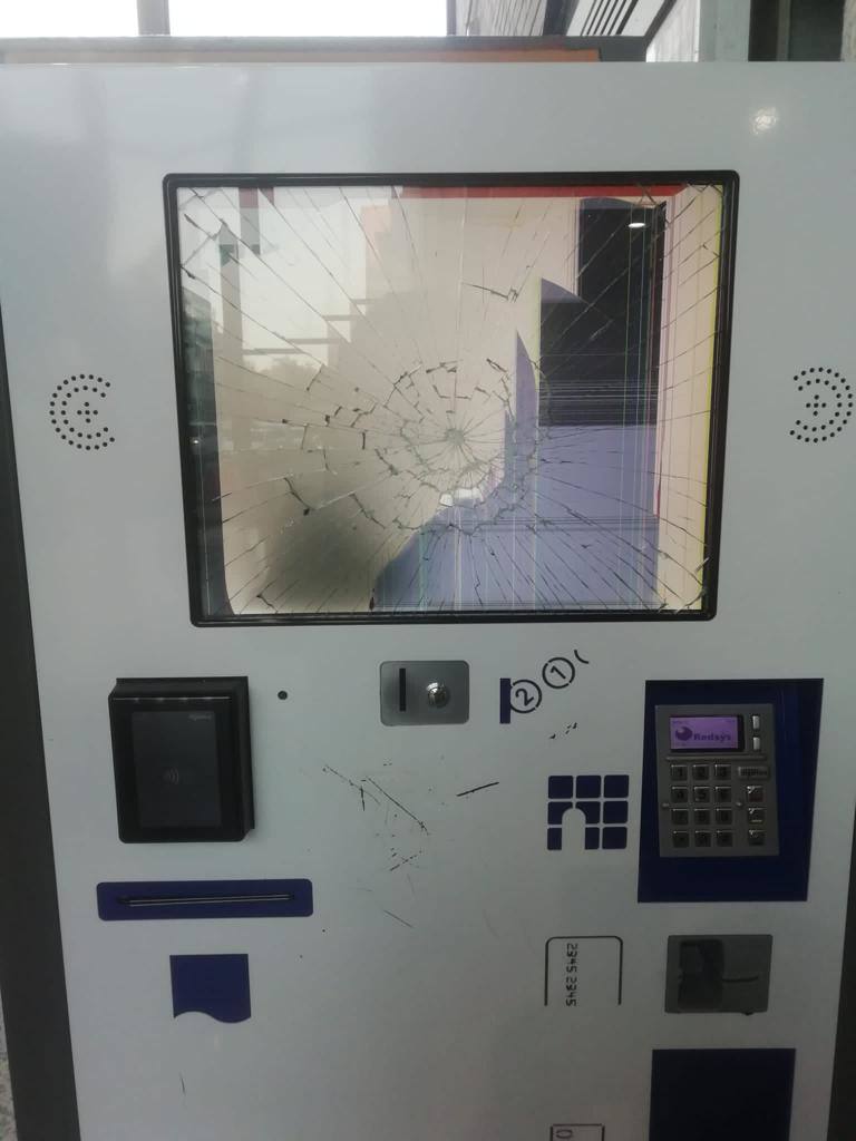 La empresa de autobuses Alsa denuncia el ataque organizado contra cinco autobuses. Tres vehículos eran propiedad de la compañía y circulaban con dos personas a bordo en Candás, en trayectos Luanco-Gijón y Luanco-Oviedo. Los otros dos, propiedad de una empresa colaboradora, fueron atacados por la noche mientras estaban estacionados en Laviana.