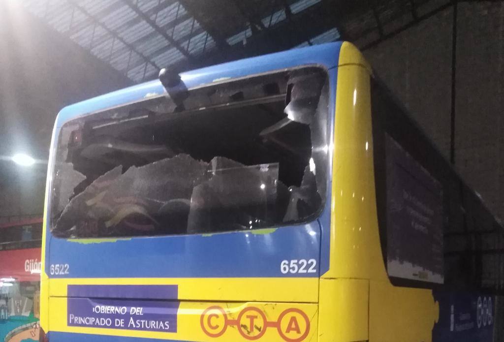 La empresa de autobuses Alsa denuncia el ataque organizado contra cinco autobuses. Tres vehículos eran propiedad de la compañía y circulaban con dos personas a bordo en Candás, en trayectos Luanco-Gijón y Luanco-Oviedo. Los otros dos, propiedad de una empresa colaboradora, fueron atacados por la noche mientras estaban estacionados en Laviana.