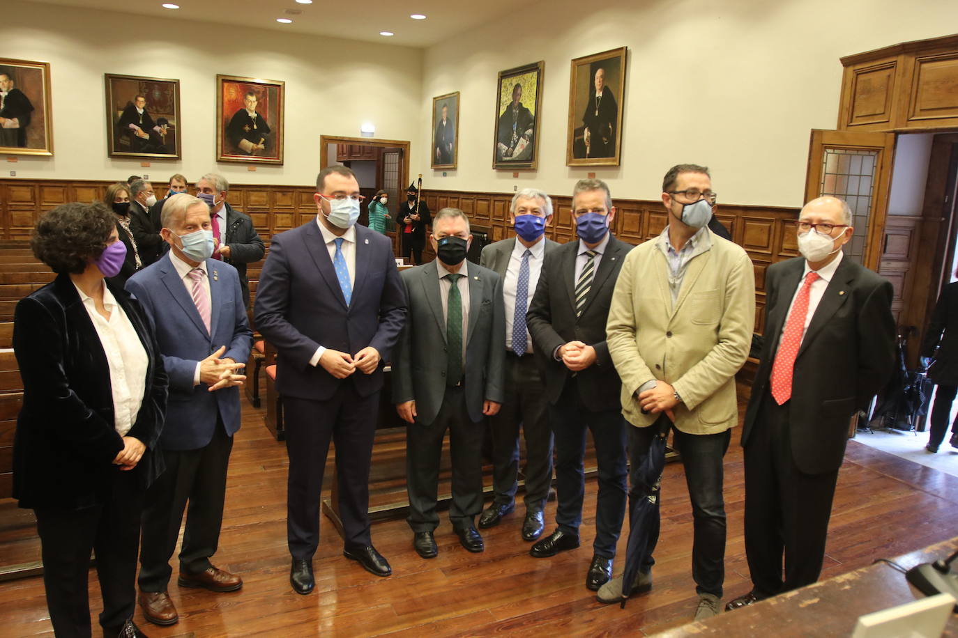 El Aula Magna de la Universidad de Oviedo ha acogido este viernes la celebración acto institucional del Día de les Lletres. La ceremonia contó por primera vez con la presencia oficial del Presidente del Principado, Adrián Barbón, aunque se tuvo que restringir el acceso y se abrevió las intervenciones como consecuencia de la pandemia de la covid-19. El acto contó con las intervenciones del nuevo miembro de la Academia de la Llingua, Pablo Rodriguez Medina; del premiu nacional de Lliteratura, Xuan Xosé Sanchez Vicente y del presidente de la academia, Antón Gonzalez Riaño. 