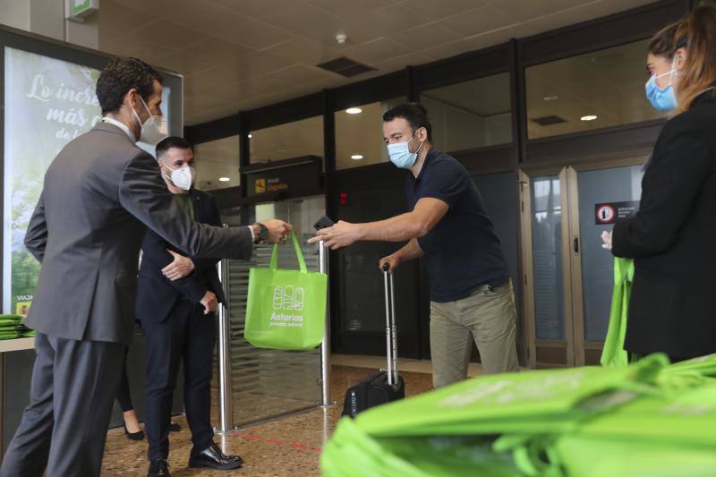 El director del aeropuerto, Carlos San Martín, y el viceconsejero de Infraestructuras, Movilidad y Territorio del Principado, Jorge García, han recibido este viernes a los primeros pasajeros del vuelo de la compañía Binter entre Gran Canaria y Asturias. Los casi cien viajeros han sido obsequiados con un regalo promocional. La aerolínea ha estrenado así su conexión entre Gran Canaria y Asturias, que se repetirá dos veces a la semana (viernes y domingos). 