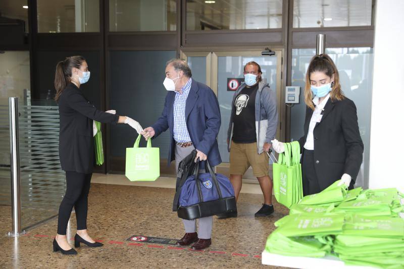 El director del aeropuerto, Carlos San Martín, y el viceconsejero de Infraestructuras, Movilidad y Territorio del Principado, Jorge García, han recibido este viernes a los primeros pasajeros del vuelo de la compañía Binter entre Gran Canaria y Asturias. Los casi cien viajeros han sido obsequiados con un regalo promocional. La aerolínea ha estrenado así su conexión entre Gran Canaria y Asturias, que se repetirá dos veces a la semana (viernes y domingos). 