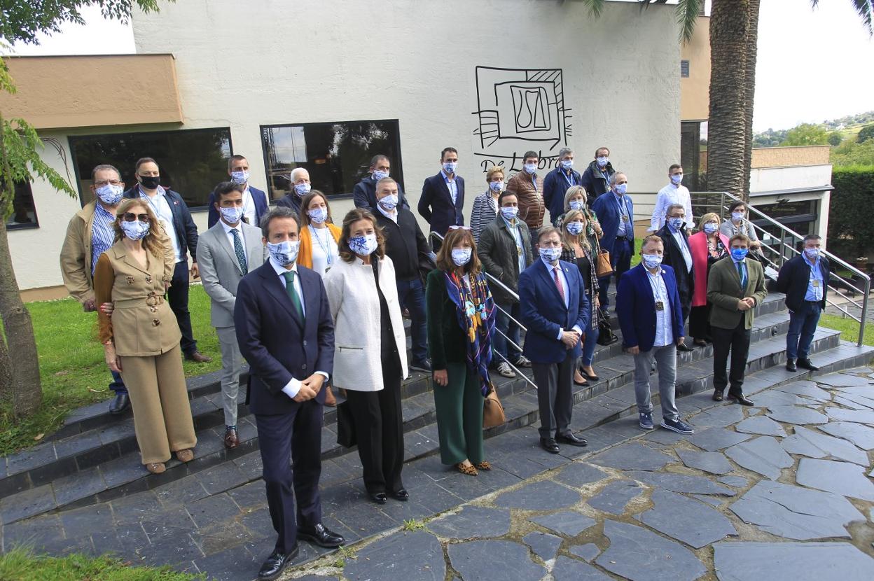 Los cofrades del Desarme posan junto a las autoridades, encabezadas por Graciela Blanco, Alfredo Canteli y Nacho Cuesta, en De Labra. 