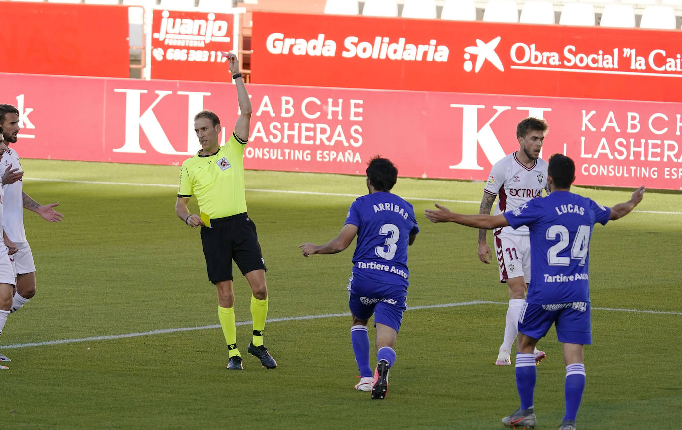 Momento en el que el árbitro expulsa a Arribas.