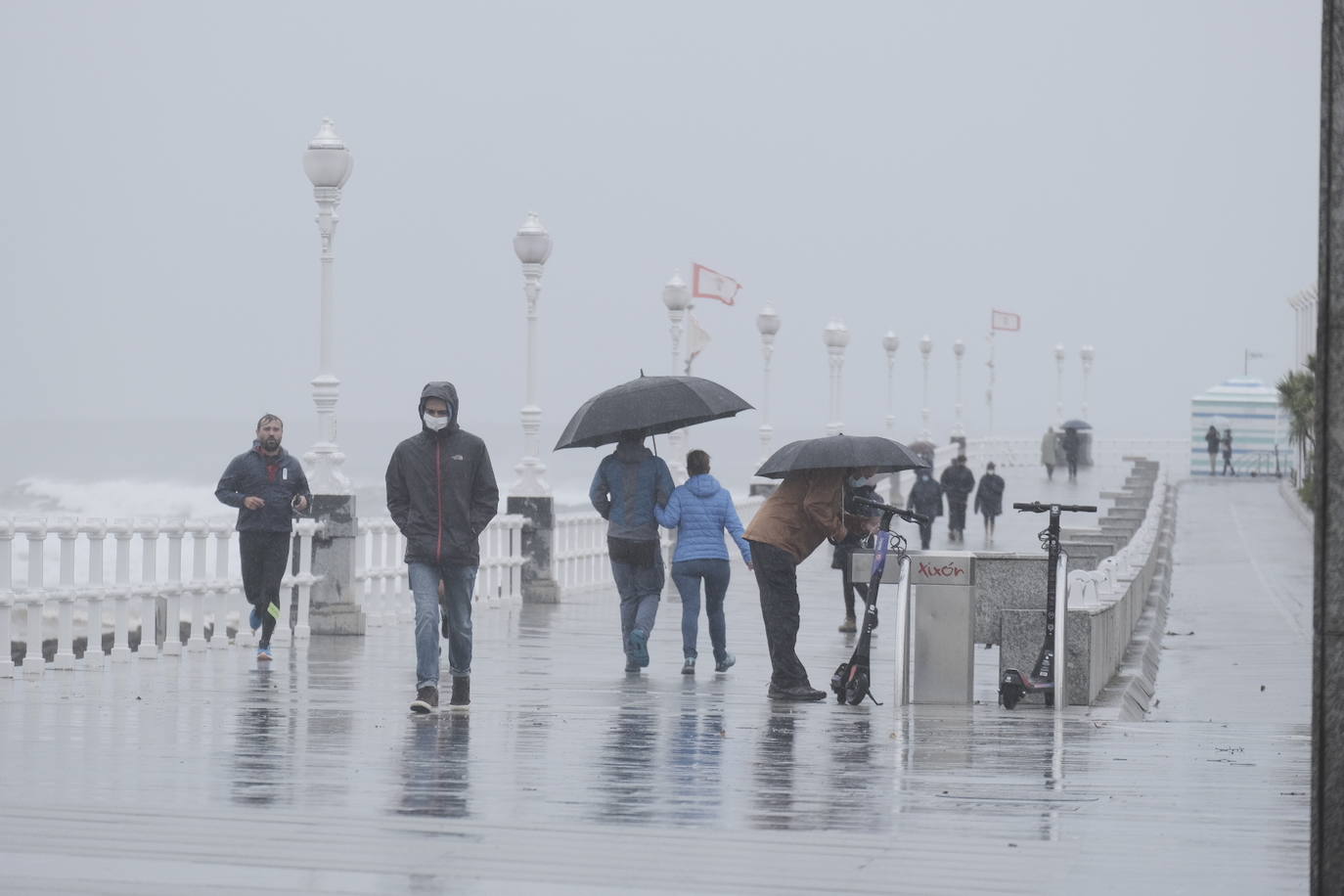 El primer temporal del otoño dejó en su jornada más crítica nieve en la montaña asturiana, riesgo de inundaciones por las intensas lluvias y olas que alcanzaron los siete metros en la costa.