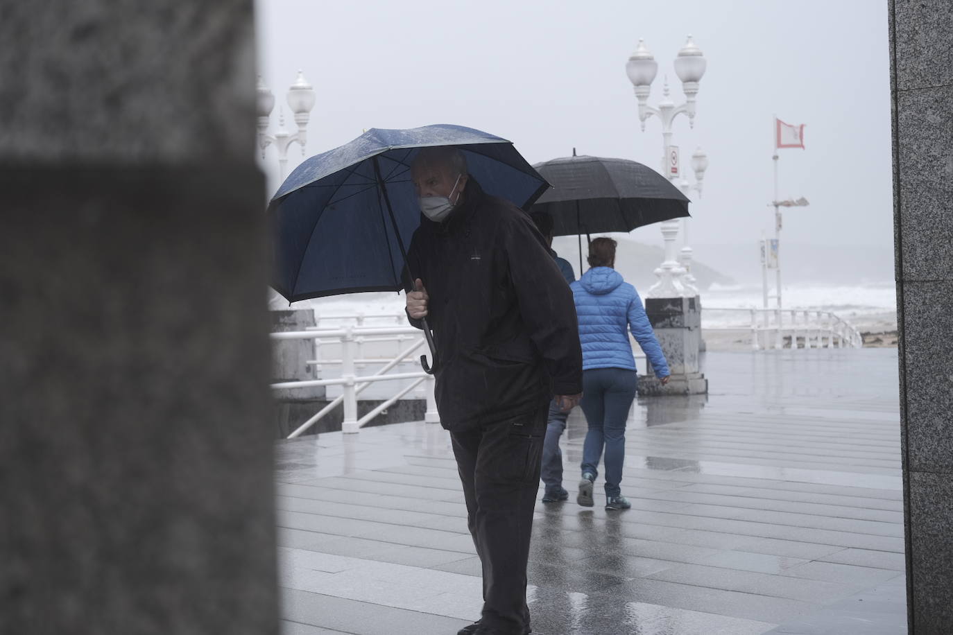 El primer temporal del otoño dejó en su jornada más crítica nieve en la montaña asturiana, riesgo de inundaciones por las intensas lluvias y olas que alcanzaron los siete metros en la costa.