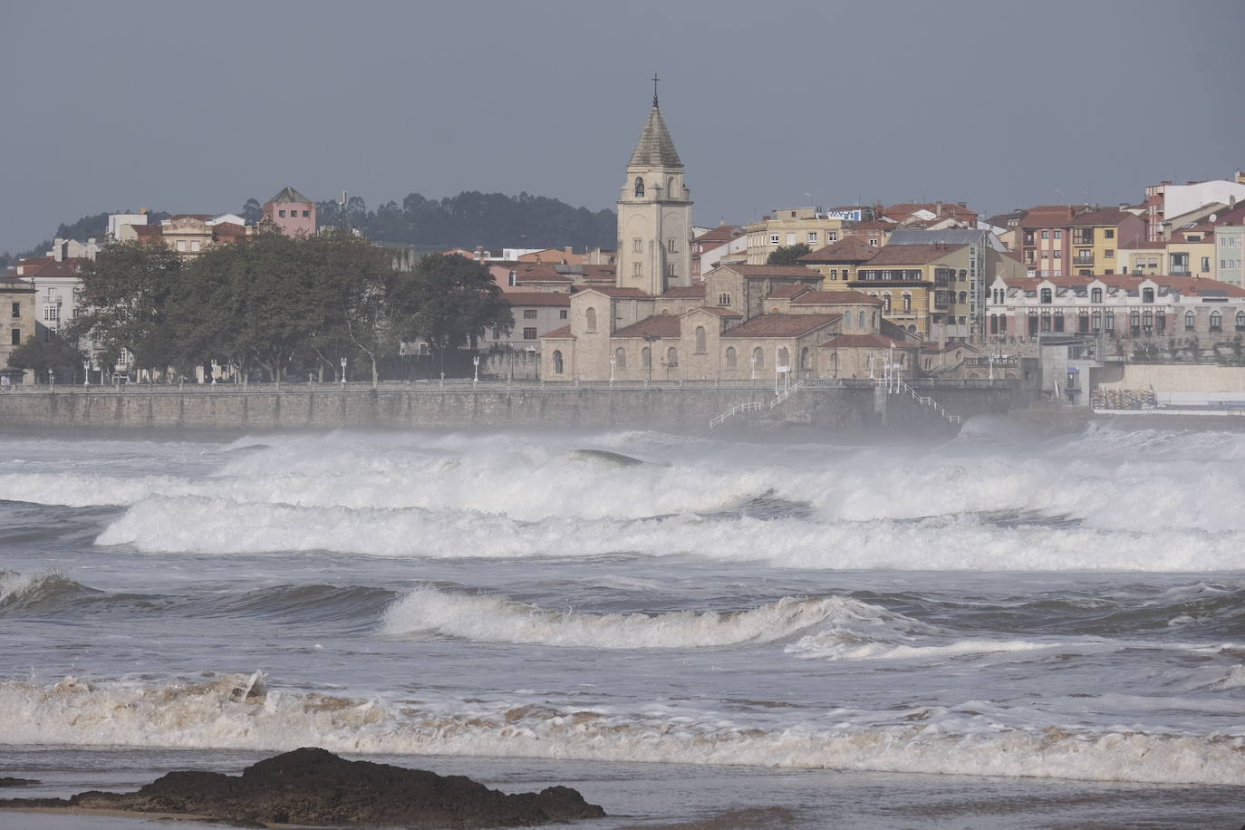 El primer temporal del otoño dejó en su jornada más crítica nieve en la montaña asturiana, riesgo de inundaciones por las intensas lluvias y olas que alcanzaron los siete metros en la costa.