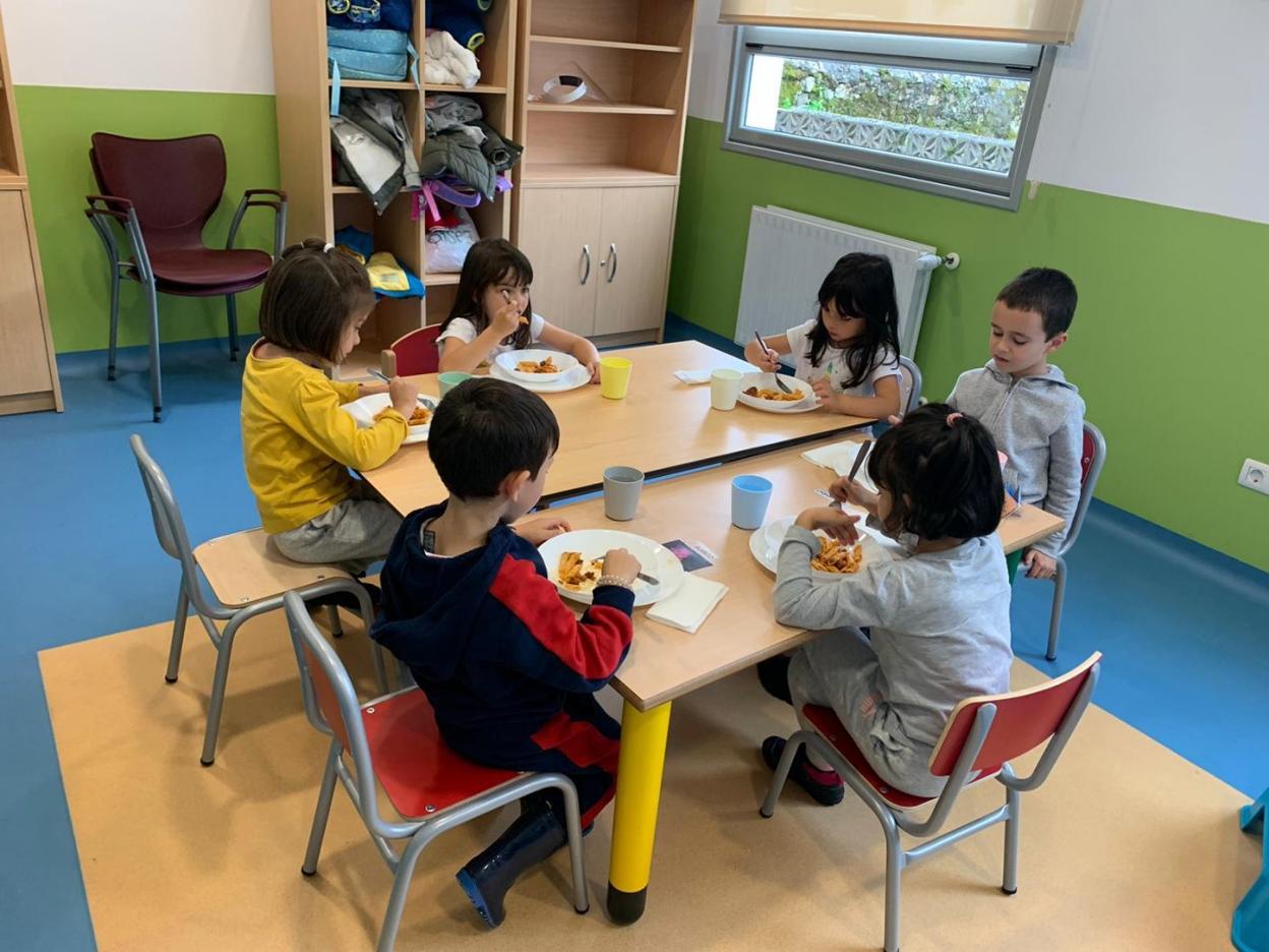 Los escolares del concejo hacen uso del servicio de comedor. 