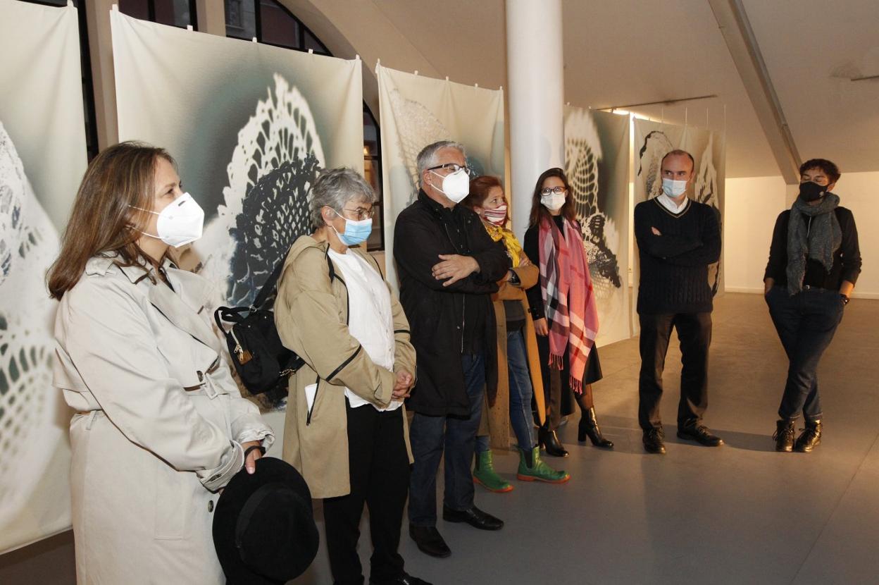 María de Alvaro, jefa de edición de EL COMERCIO; la alcaldesa de Gijón, Ana González; el director de AlNorte, Ángel Antonio Rodríguez; las artistas Diana Velásquez y Florencia de Titta, el director general de Cultura, Paco León y la directora del Museo Barjola Lydia Santamarina, en un momento de la presentación de la XIX edición de la Semana de Arte Contemporáneo. 