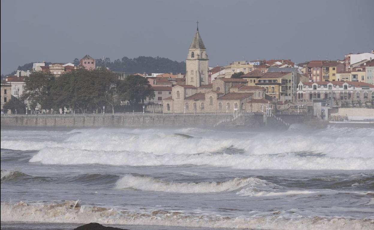 Foto: oleaje en San Lorenzo. Vídeo: los estragos del primer temporal del otoño.