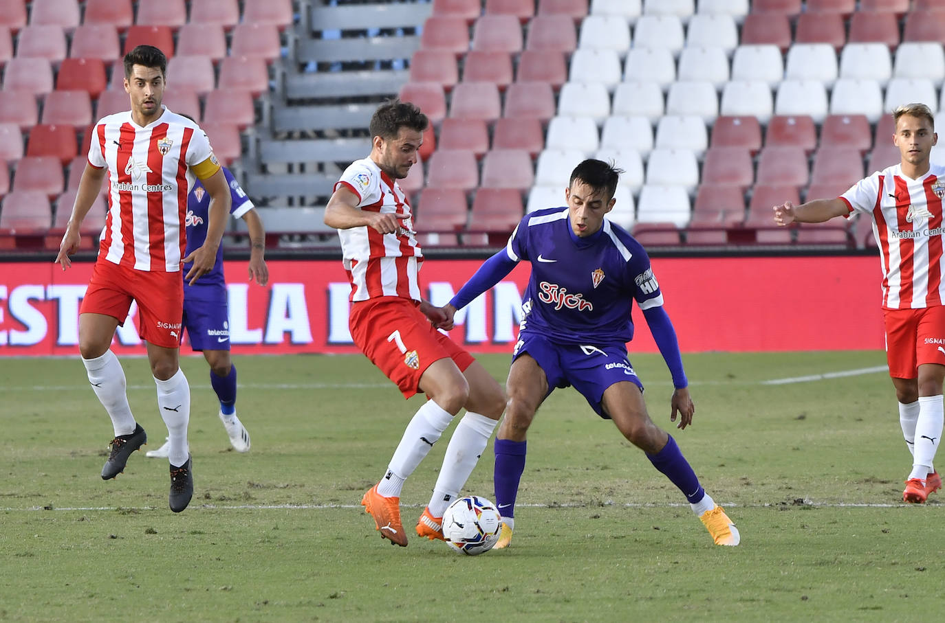 El Sporting cosechó los tres puntos en el estadio del Almería gracias a un tanto de Djuka. Los gijoneses siguen en lo más alto de la clasificación con cuatro victorias en otros tantos partidos.