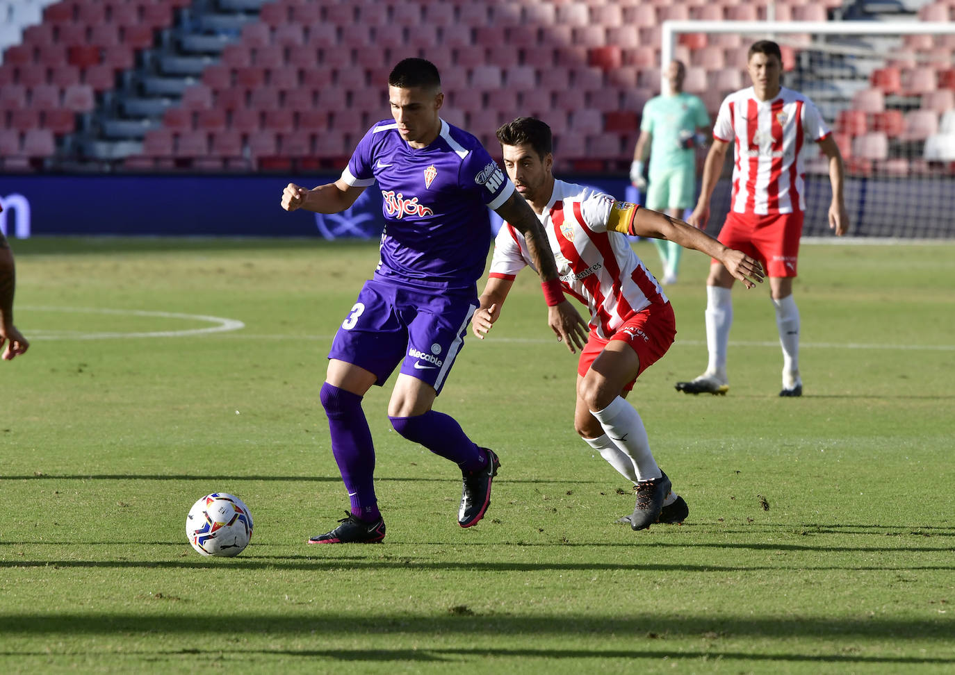 El Sporting cosechó los tres puntos en el estadio del Almería gracias a un tanto de Djuka. Los gijoneses siguen en lo más alto de la clasificación con cuatro victorias en otros tantos partidos.