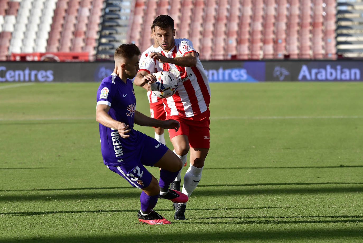 El Sporting cosechó los tres puntos en el estadio del Almería gracias a un tanto de Djuka. Los gijoneses siguen en lo más alto de la clasificación con cuatro victorias en otros tantos partidos.