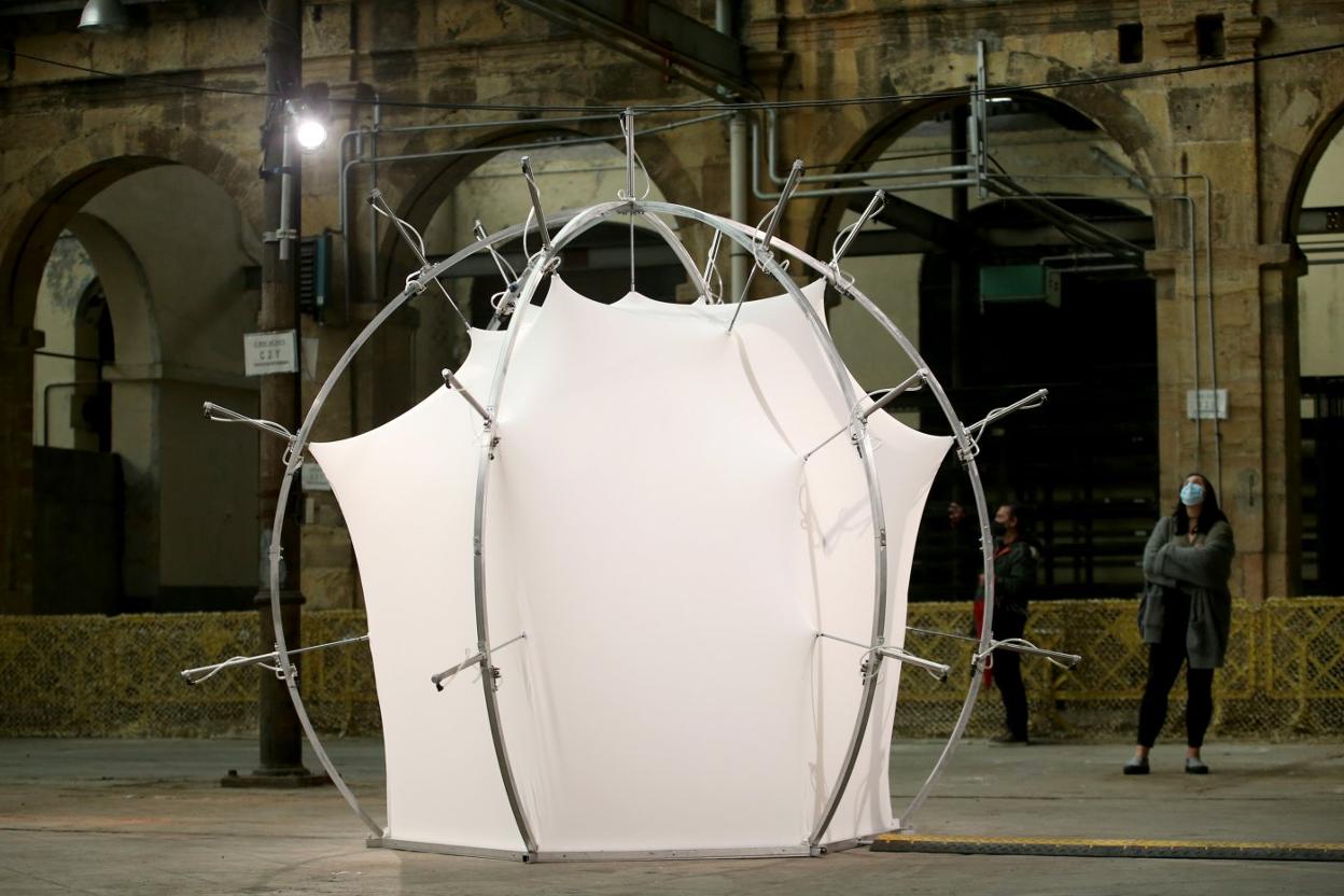 El claustro de la Fábrica de Armas de La Vega acogió la escultura cinética Offset XYZ del artista alemán Andreas Lutz. 