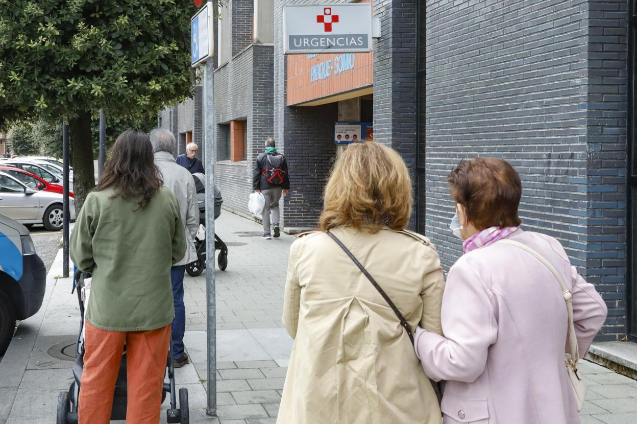 Varios usuarios aguardan su turno para acceder al centro de salud de Parque-Somió, en Gijón. 