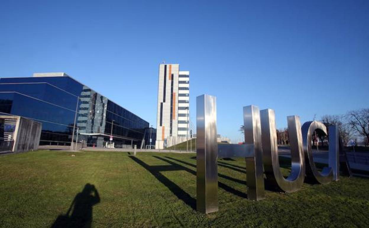 Salud detecta positivos en dos trabajadores y dos pacientes del HUCA