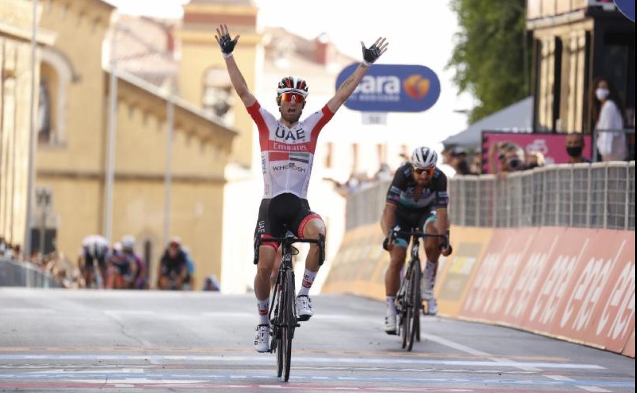 Diego Ulissi celebra su victoria en Agrigento.