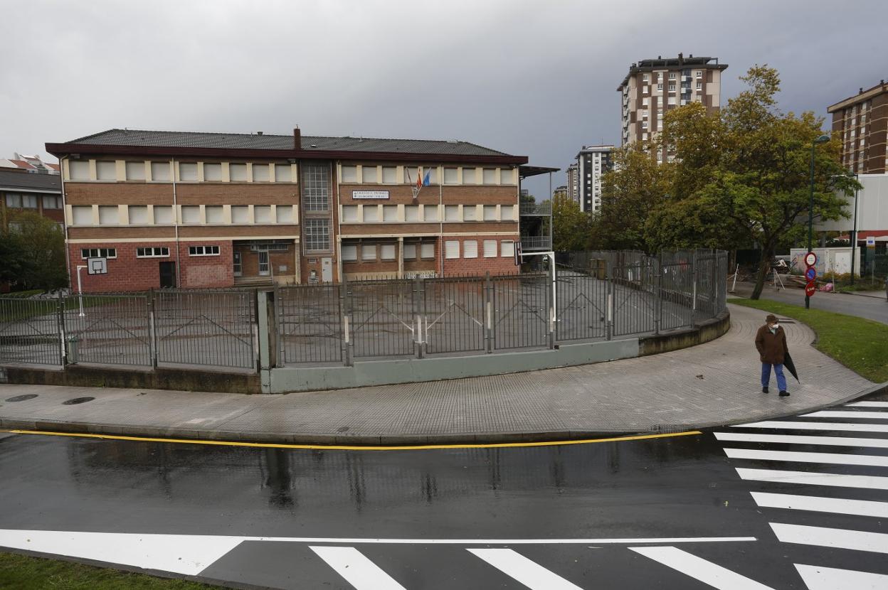 Fachada del Colegio Evaristo Valle, en Gijón, ayer por la tarde. 