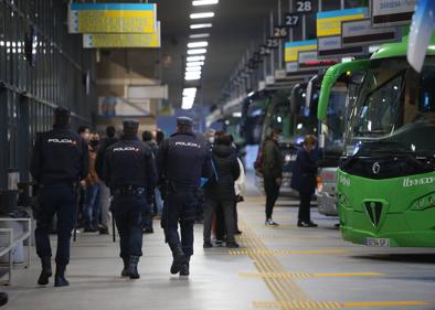 Imagen secundaria 1 - Largas colas en la estación de autobuses de Oviedo | Agentes de la Policía Nacional patrullan la estación ovetense.