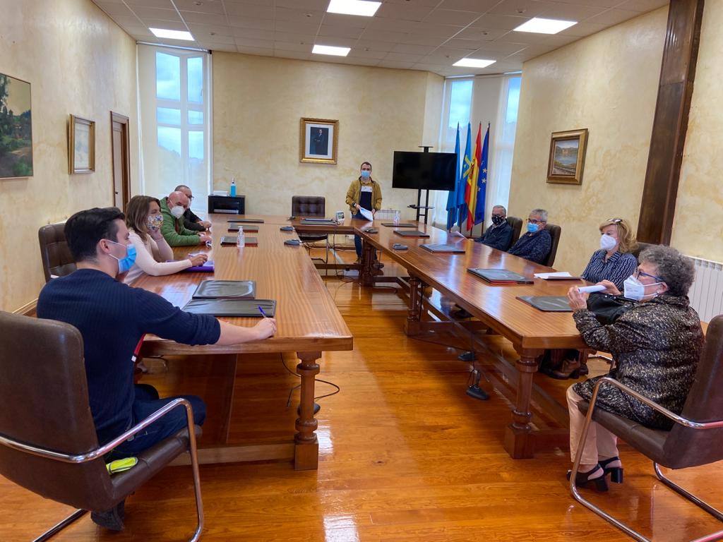 El alcalde y otros miembros del equipo de gobierno se reunieron hoy con representantes del movimiento asociativo de Trasona