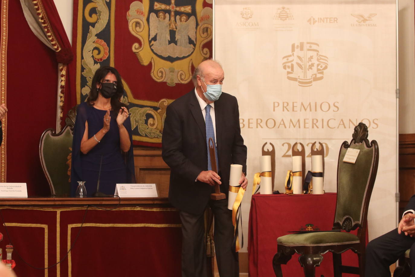 Este martes tuvo lugar la entrega de Prtemios de la Asociación Iberoamericana de la Comunicación en el Paraninfo de la Universidad de Oviedo. Entre los galardonados estuvieron el exseleccionador de fútbol Vicente del Bosque y el director del diario Marca, Juan Ignacio Gallardo.