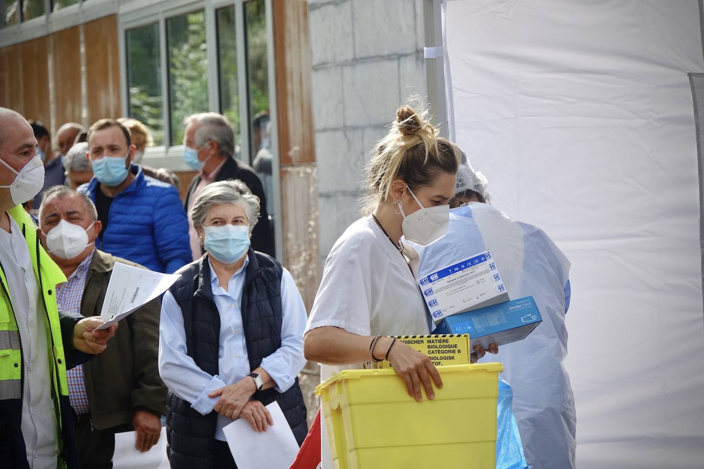 Después de que este lunes se decretara la alerta naranja, los vecinos de Ponga fueron llamados a realizar las pruebas PCR para controlar el virus en el concejo.