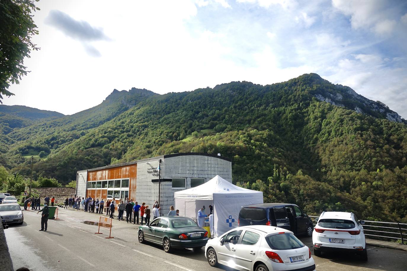 Después de que este lunes se decretara la alerta naranja, los vecinos de Ponga fueron llamados a realizar las pruebas PCR para controlar el virus en el concejo.