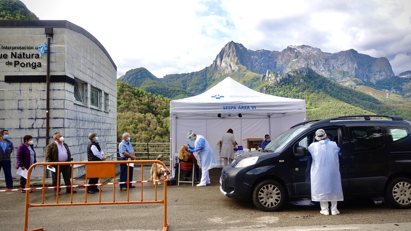 Después de que este lunes se decretara la alerta naranja, los vecinos de Ponga fueron llamados a realizar las pruebas PCR para controlar el virus en el concejo.