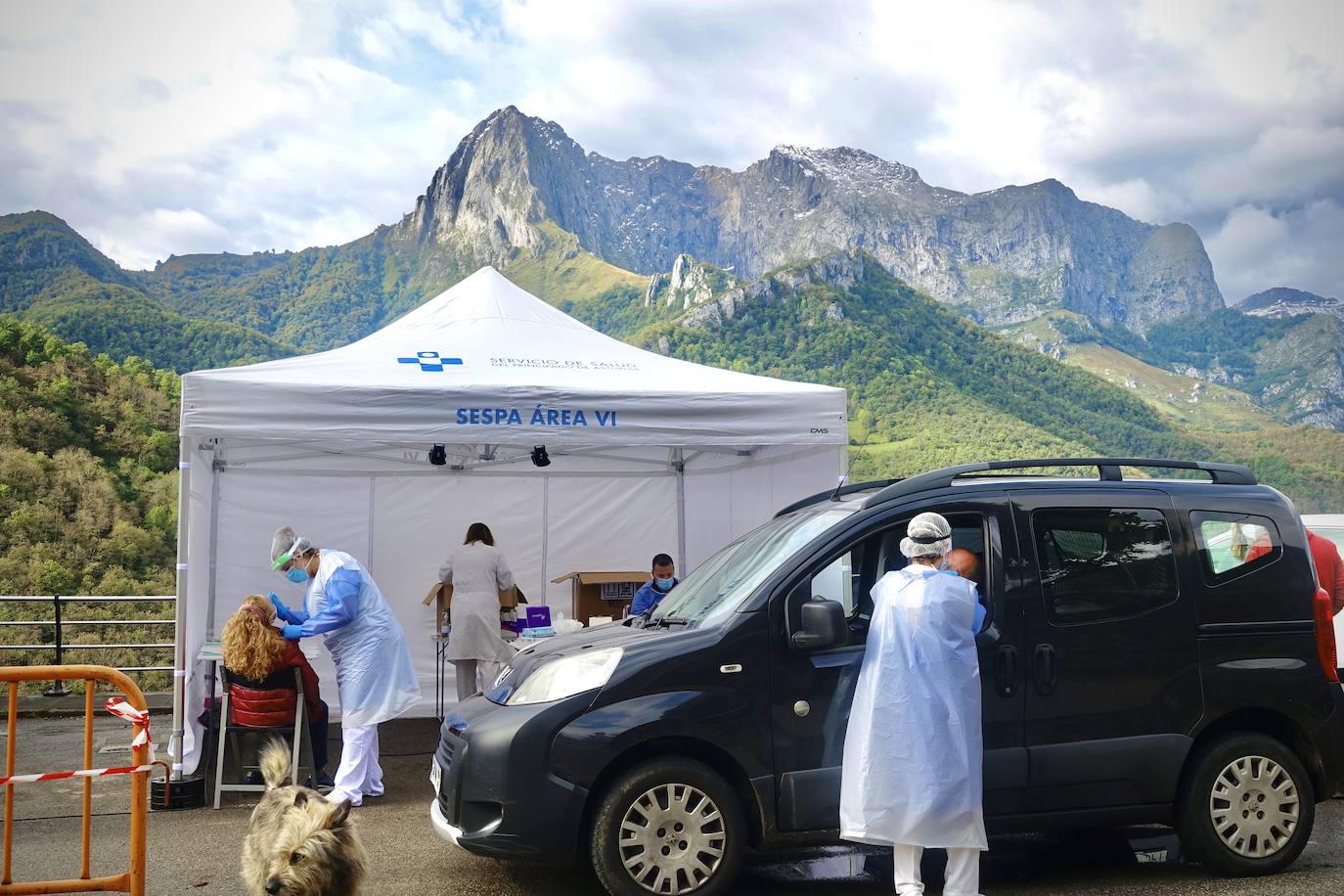 Después de que este lunes se decretara la alerta naranja, los vecinos de Ponga fueron llamados a realizar las pruebas PCR para controlar el virus en el concejo.