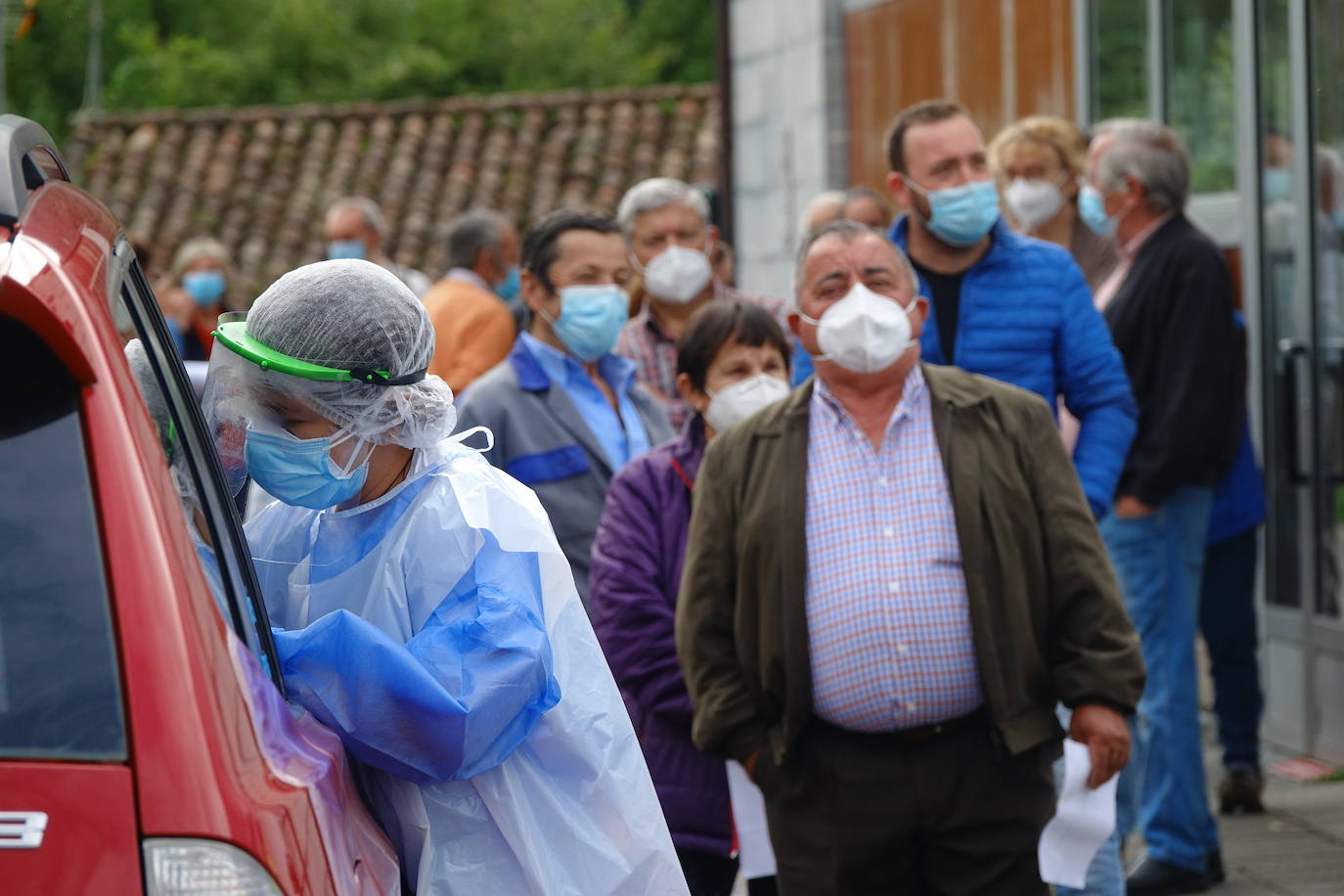 Después de que este lunes se decretara la alerta naranja, los vecinos de Ponga fueron llamados a realizar las pruebas PCR para controlar el virus en el concejo.