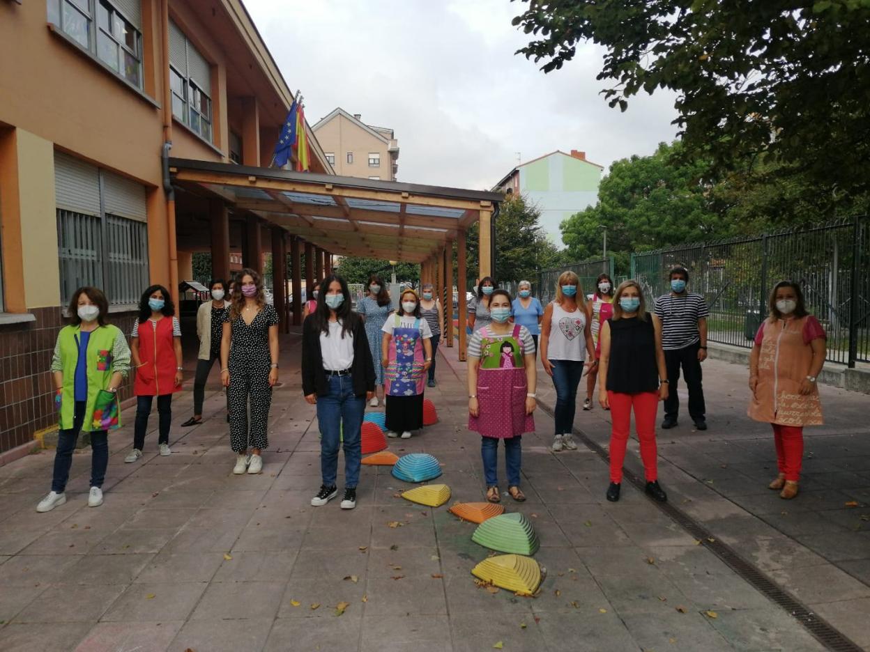 Personal de la Escuela Infantil Gloria Fuertes de Gijón, que educa a niños de tres a seis años. 