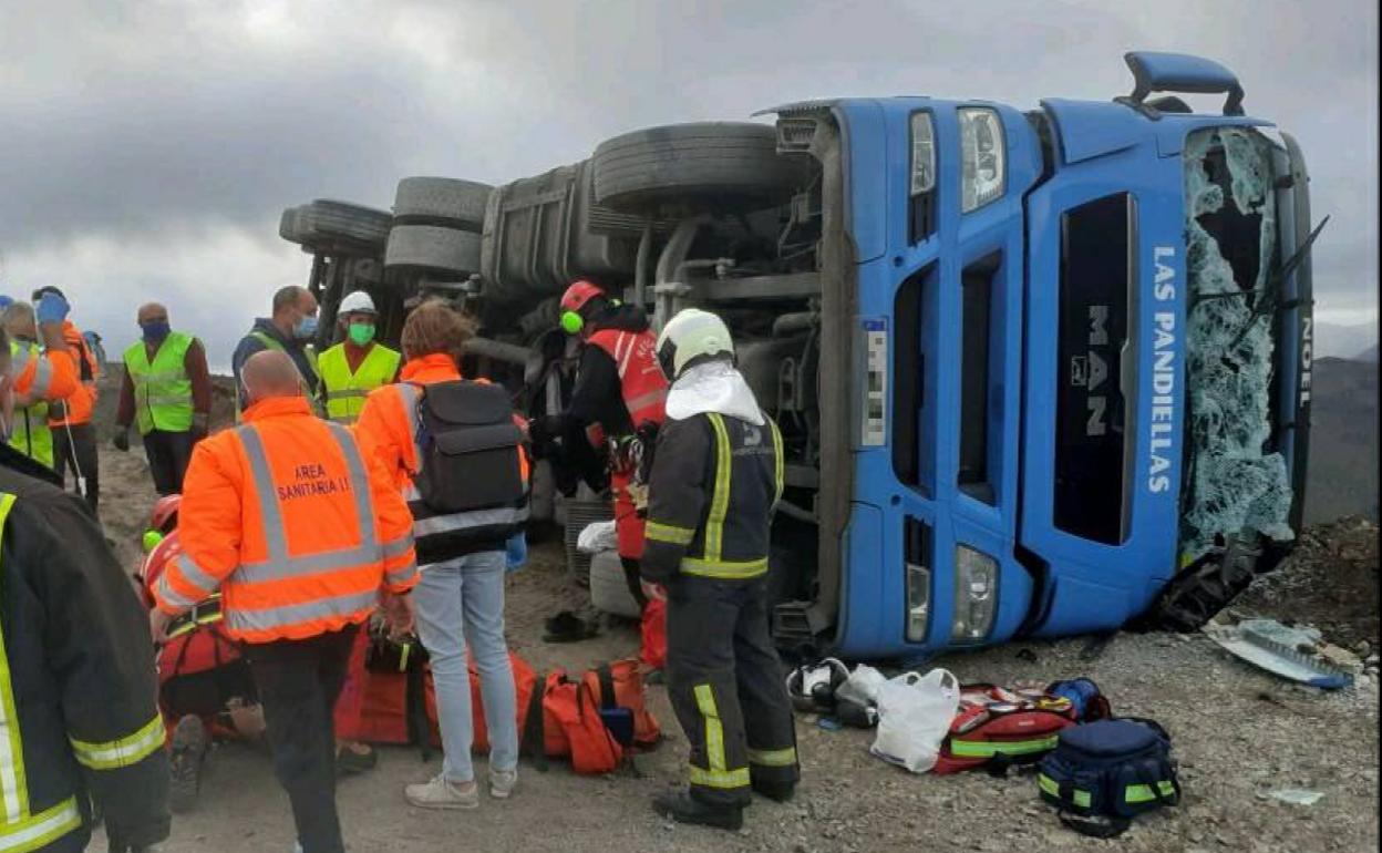 Camión siniestrado en Tineo.
