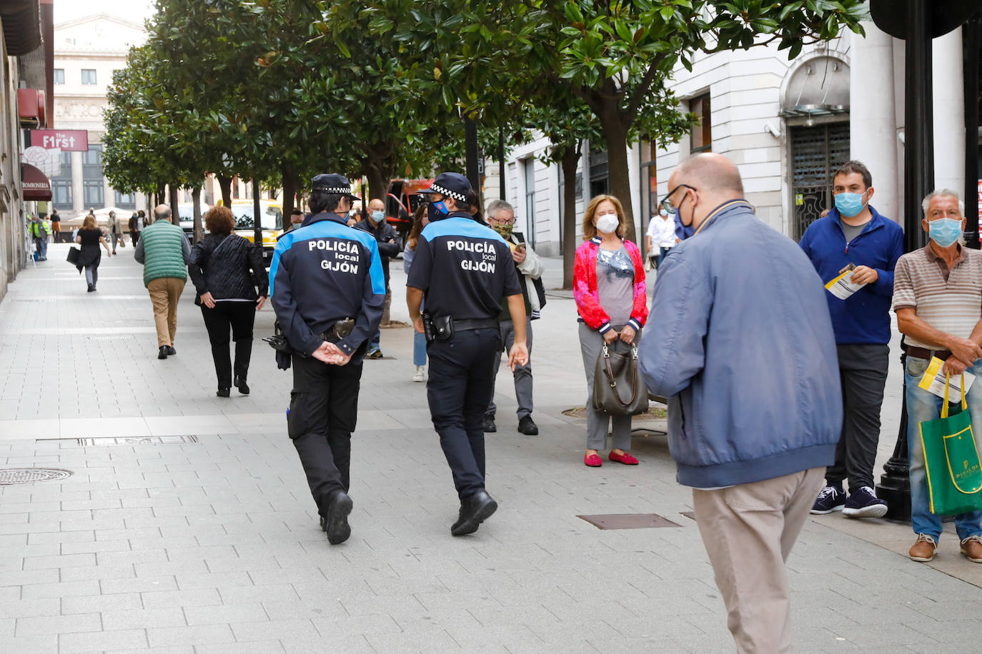 Gijón está en alerta naranja ante la incidencia del coronavirus. Aunque no supone nuevas restricciones para la ciudadanía, la nueva situación se aprecia en la mayor presencia de las fuerzas de seguridad, encargados de velar por el cumplimiento de las medidas de seguridad y prevención.