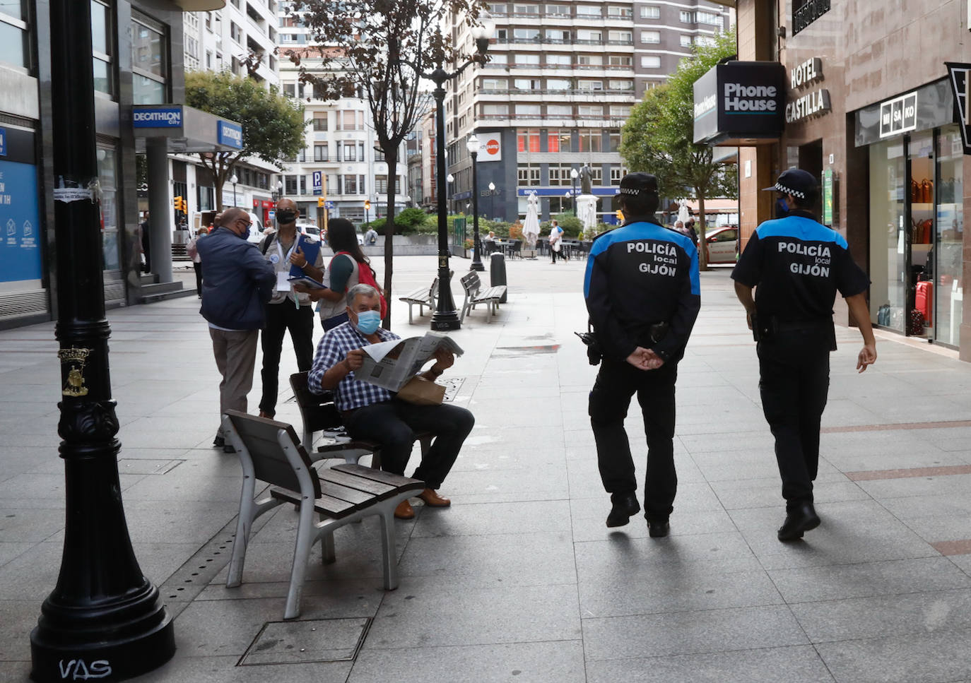 Gijón está en alerta naranja ante la incidencia del coronavirus. Aunque no supone nuevas restricciones para la ciudadanía, la nueva situación se aprecia en la mayor presencia de las fuerzas de seguridad, encargados de velar por el cumplimiento de las medidas de seguridad y prevención.