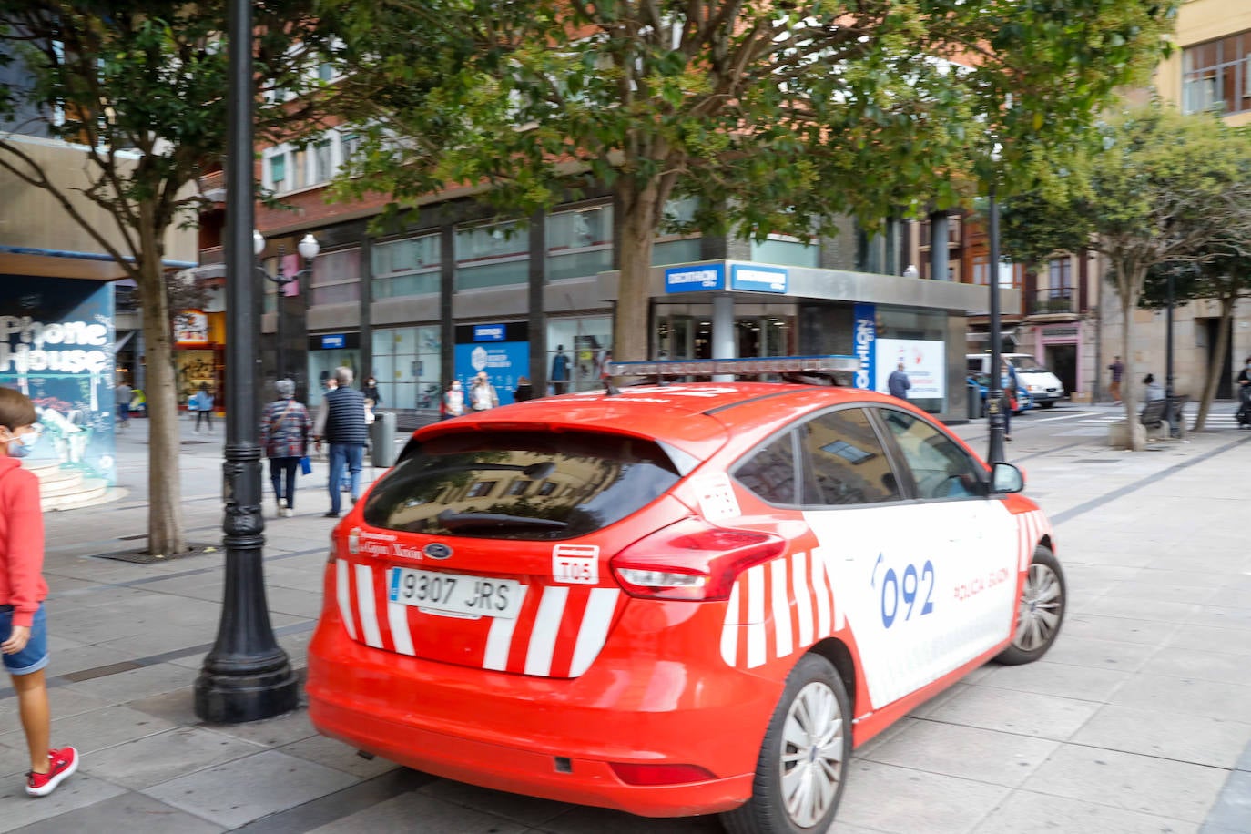 Gijón está en alerta naranja ante la incidencia del coronavirus. Aunque no supone nuevas restricciones para la ciudadanía, la nueva situación se aprecia en la mayor presencia de las fuerzas de seguridad, encargados de velar por el cumplimiento de las medidas de seguridad y prevención.