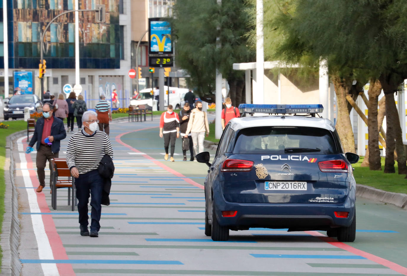 Gijón está en alerta naranja ante la incidencia del coronavirus. Aunque no supone nuevas restricciones para la ciudadanía, la nueva situación se aprecia en la mayor presencia de las fuerzas de seguridad, encargados de velar por el cumplimiento de las medidas de seguridad y prevención.