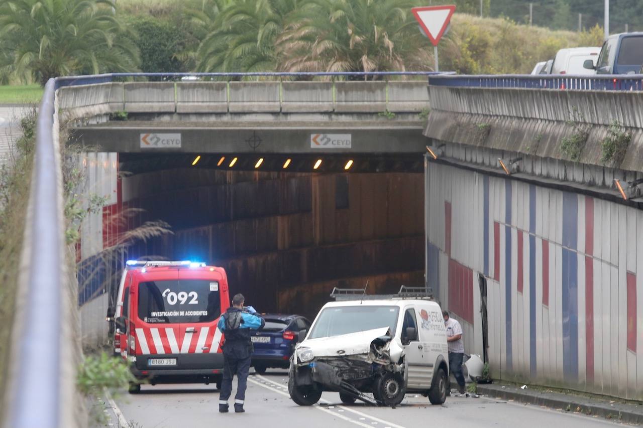  El accidente de un vehículo en la avenida del Llano, en Gijón, este miércoles ha provocado el corte del acceso en este paso y ha causado retenciones, al quedar el coche atravesado en la vía por causas que aún se desconocen. Hasta el lugar se han desplazado agentes de la Policía Local de Gijón y una ambulancia. 