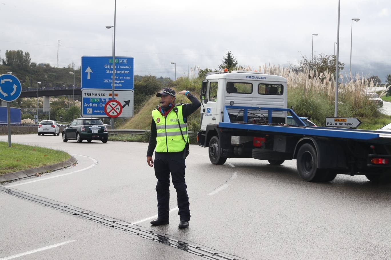  El accidente de un vehículo en la avenida del Llano, en Gijón, este miércoles ha provocado el corte del acceso en este paso y ha causado retenciones, al quedar el coche atravesado en la vía por causas que aún se desconocen. Hasta el lugar se han desplazado agentes de la Policía Local de Gijón y una ambulancia. 