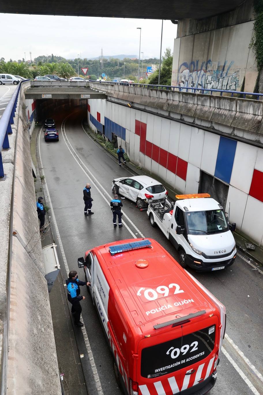  El accidente de un vehículo en la avenida del Llano, en Gijón, este miércoles ha provocado el corte del acceso en este paso y ha causado retenciones, al quedar el coche atravesado en la vía por causas que aún se desconocen. Hasta el lugar se han desplazado agentes de la Policía Local de Gijón y una ambulancia. 